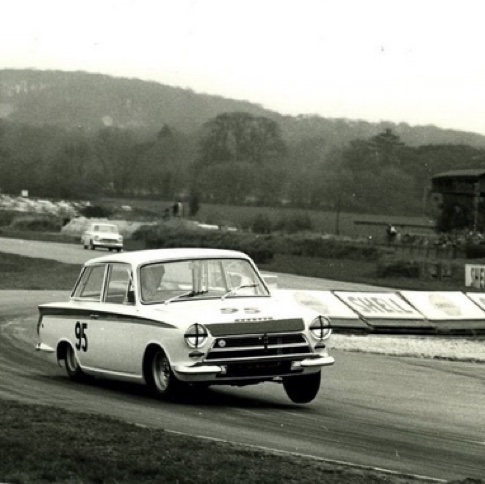 Jim et la Lotus Cortina avec la roue avant gauche en l'air... Goodwood Meeting Easter Monday 1964